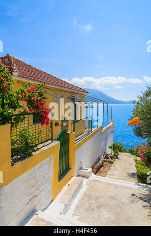 Passeggiata a mare di Assos villaggio sulla costa dell'isola di Cefalonia, Grecia Foto Stock