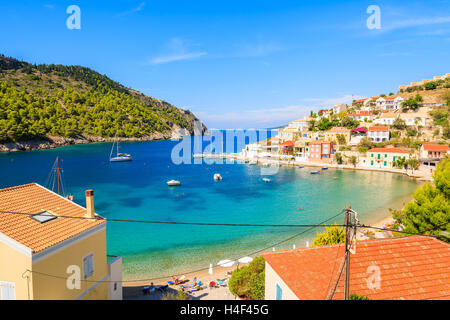 Vista della splendida baia di Assos village, l'isola di Cefalonia, Grecia Foto Stock