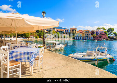 Bellissima greca porto di Assos villaggio sull'isola di Cefalonia, Grecia Foto Stock