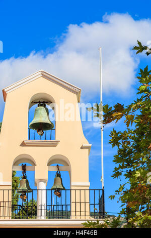 Il campanile della chiesa con le campane in Assos town, l'isola di Cefalonia, Grecia Foto Stock