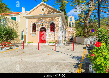 Tipica chiesa greca in Assos town, l'isola di Cefalonia, Grecia Foto Stock