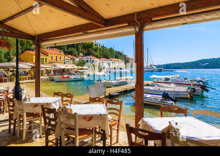 KIONI PORTA, Itaca isola - Sep 19, 2014: tabelle nel ristorante greco Kioni in porto. La Grecia è molto popolare meta di vacanza in Europa. Foto Stock