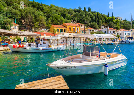 KIONI PORTA, Itaca isola - Sep 19, 2014: barca sul mare turchese acqua nella porta di Kioni. La Grecia è molto popolare meta di vacanza in Europa. Foto Stock