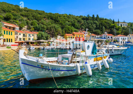 KIONI PORTA, Itaca Island, Grecia - Sep 19, 2014: Greco tradizionale barca da pesca nel porto di Kioni village. Barche colorate sono simbolo di isole greche. Foto Stock