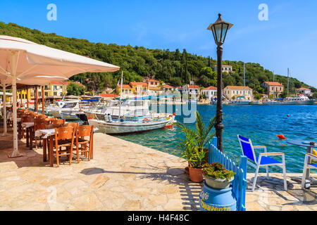KIONI PORTA, Itaca isola - Sep 19, 2014: tipico ristorante greco Kioni in porto. La Grecia è molto popolare meta di vacanza in Europa. Foto Stock