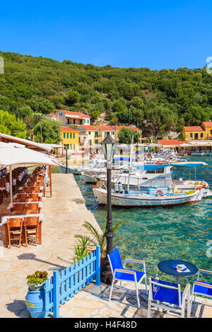 KIONI PORTA, Itaca isola - Sep 19, 2014: tipico ristorante greco Kioni in porto. La Grecia è molto popolare meta di vacanza in Europa. Foto Stock