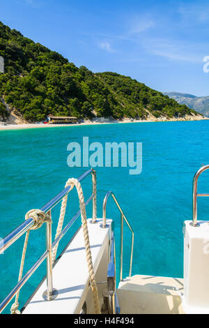 Vista della bellissima spiaggia e mare da imbarcazione turistica Itaca Island, Grecia Foto Stock