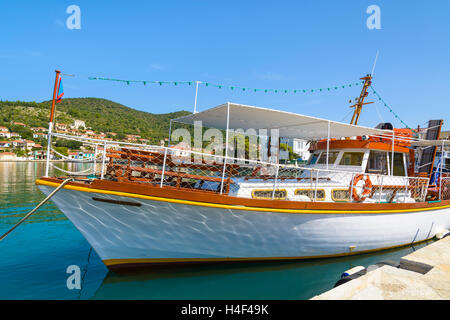 Imbarcazione turistica nel porto di Vathi sull isola di Itaca, Grecia Foto Stock