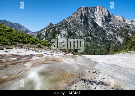 Fiume che scorre sopra la roccia, John Muir Tarail, Sierra Nevada, in California, Stati Uniti d'America, America del Nord Foto Stock