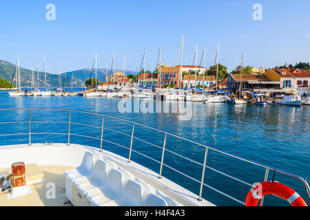 Porta ISKARDO, l'isola di Cefalonia - Sep 19, 2014: la vista dall'imbarcazione turistica di yacht barche in Fiskardo villaggio di pescatori con le sue case colorate. Fiskardo è meta turistica più visitata sull'isola. Foto Stock