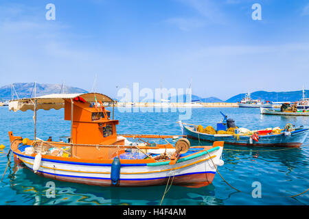 Greco tradizionale barca da pesca nel porto di Sami villaggio sull'isola di Cefalonia, Grecia Foto Stock