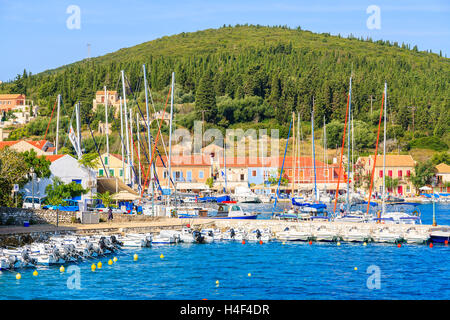 FISKARDO PORT, l'isola di Cefalonia - Sep 19, 2014: vista di case colorate e yacht barche in Fiskardo village. Le isole greche sono p Foto Stock