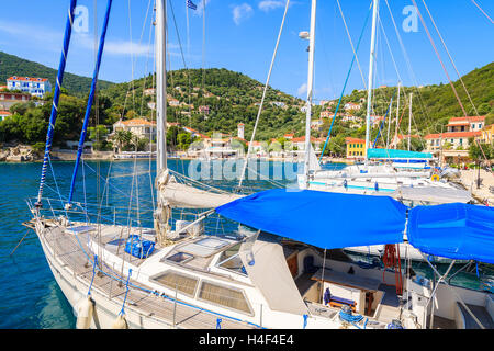 KIONI PORTA, Itaca isola - Sep 19, 2014: yacht barche di ormeggio nel porto di Kioni. Le isole greche sono meta di vacanze in Ue Foto Stock