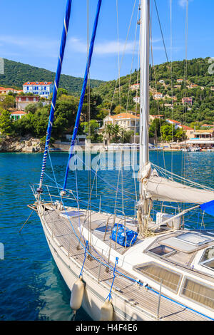 KIONI PORTA, Itaca isola - Sep 19, 2014: yacht il posto barca nel porto di Kioni. Le isole greche sono meta di vacanze in EUR Foto Stock