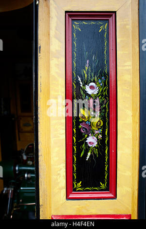 Le rose dipinto su porta di narrowboat Foto Stock