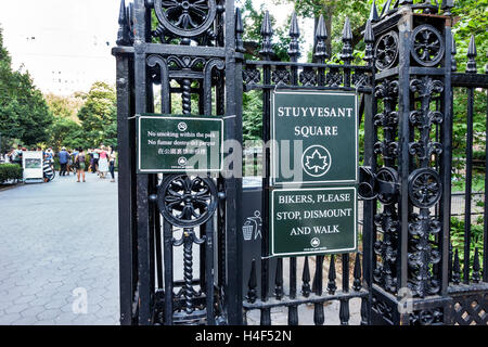 New York City, NY NYC, Manhattan, Stuyvesant Square, parco pubblico, cancello in ferro battuto, regole del parco, non fumatori, biciclette a piedi, tour di viaggio dei visitatori Foto Stock