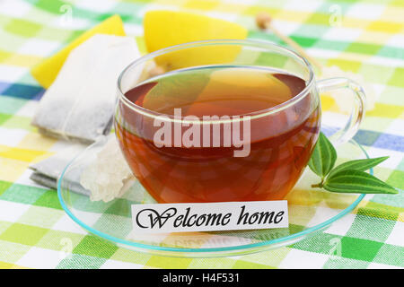 Benvenuti a casa carta con la tazza di tè con limone fresco Foto Stock