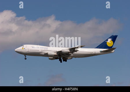 Hellenic Imperial Airways Boeing 747-281B atterraggio all'aeroporto Gatwick di Londra. Foto Stock