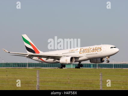 A6-EAI Emirates Airbus A330-243 in atterraggio a Londra Stansted. Il 1 luglio 2008. Foto Stock