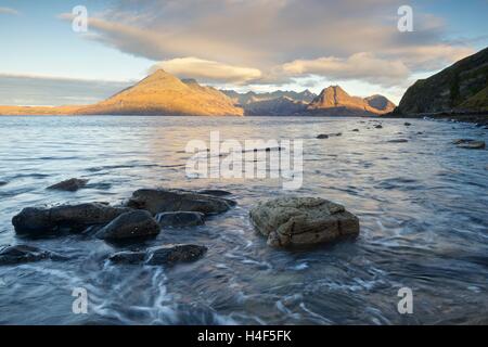 Prima luce colpisce i cullins come visto da Elgol Foto Stock