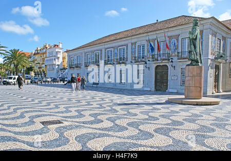 La Camara Municipal (Municipio) decorata con azulejos (piastrelle portoghesi), situato sulla piazza Outubro con pavimentazioni tradizionali Foto Stock