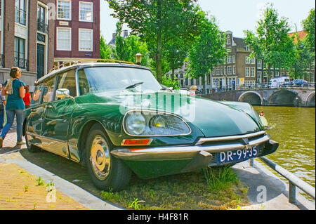 Retrò auto Citroen DS parcheggiata sul terrapieno del canale Foto Stock