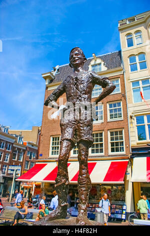 La piccola statua di un ragazzo "Het Lieverdje' sulla piazza Spui, simboleggia la gioventù di Amsterdam Foto Stock