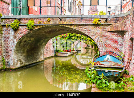 Il canale tranquillo con una vecchia barca sulla banca, Utrecht, Paesi Bassi Foto Stock