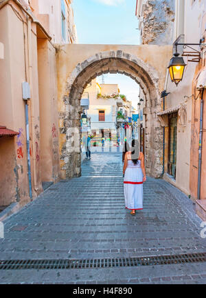 La Porta Guora conduce alla città vecchia con il dedalo di stradine strette e varie bancarelle turistiche, Rethimno Creta Grecia Foto Stock