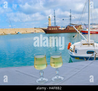 Il posto migliore per una romantica cena è il piccolo e accogliente caffetteria il vecchio porto veneziano con una vista sulla nave medioevale, Rethymo, Creta Foto Stock