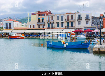 La pesca barche e yacht nel vecchio porto veneziano circondato da diverse caffetterie, Rethimno Creta Grecia Foto Stock