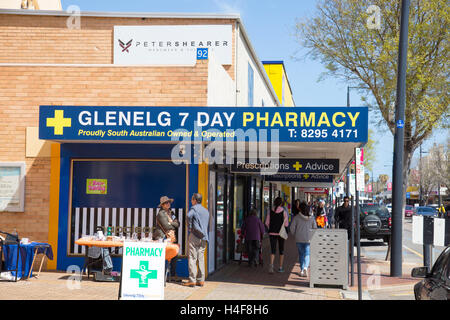 Glenelg. Il centro città e la farmacia locale, Adelaide, Australia del Sud Foto Stock