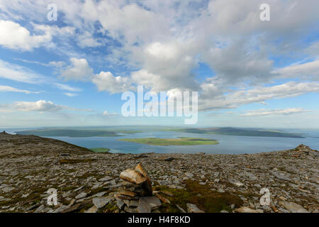 Vista nord di Graemsay Isola e su Stromness (Orkney continentale) dal vertice del Ward Hill su Hoy. Foto Stock