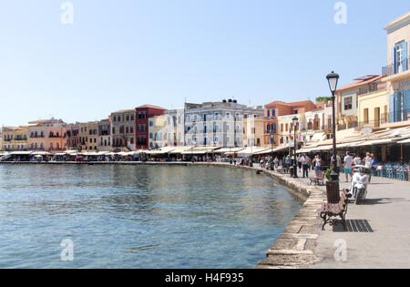 Ristoranti a lato del vecchio porto veneziano, Chania, Creta, Grecia Foto Stock