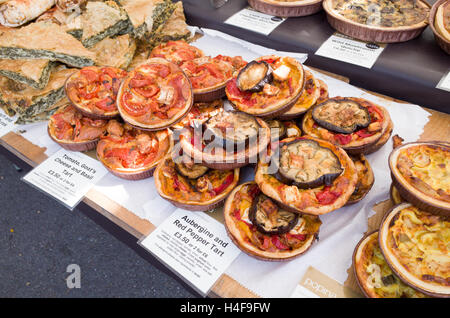 Torte vegetariane per la vendita in stallo a Parliament Hill FarmersÕ Mercato, Hampstead, London, England, Regno Unito Foto Stock
