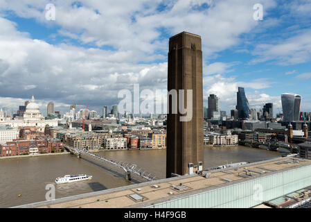 Vista del fiume Tamigi e la City di Londra dalla piattaforma di visualizzazione della Tate Modern Switch House, England, Regno Unito Foto Stock