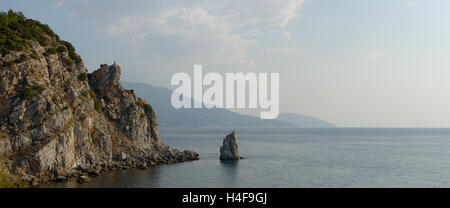 Scenic vista panoramica verso Yalta e Ayu-Dag montagna nella luce dell'estate mattina dalle scale sotto Swallow's Nest castello su un Foto Stock