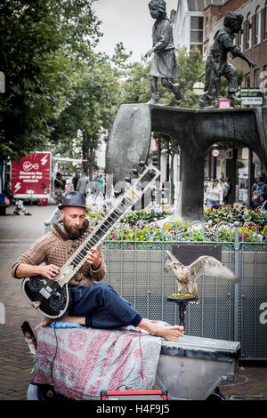 Buskers giocando un Grand Pro Tun Sitar un strumento indiano in Abington Street, centro di Northampton. Foto Stock