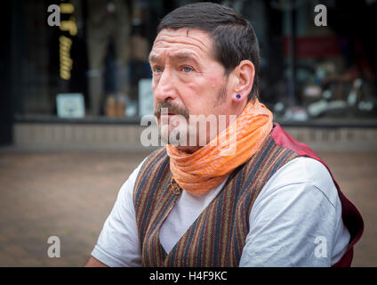 Buskers giocando un Grand Pro Tun Sitar un strumento indiano in Abington Street, centro di Northampton. Foto Stock