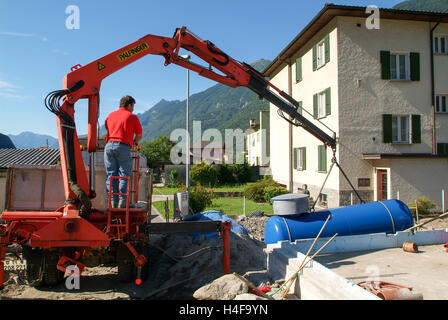 Biasca, Switzewrland - lavoratori mentre posa sul terreno di un serbatoio per gas a Biasca sulla parte italiana della Svizzera Foto Stock