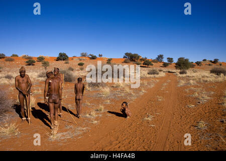Famiglia di Boscimani san nel deserto del Kalahari in Namibia centrale Foto Stock