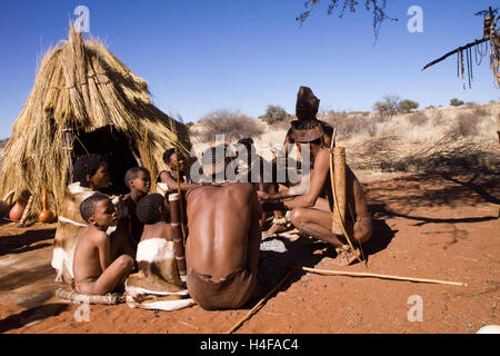 Famiglia di Boscimani san nella Central Kalahari in Namibia Foto Stock