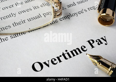 Paga straordinario concetto scritto su un foglio di carta. Foto Stock