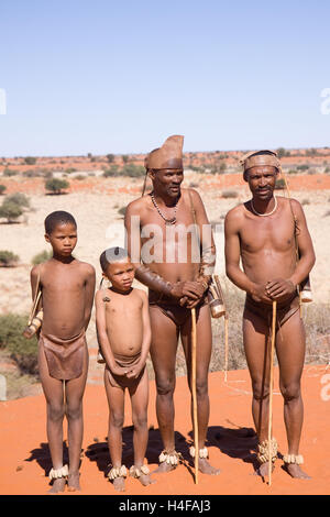 Famiglia di Boscimani san durante una giornata di caccia in Namibia Foto Stock