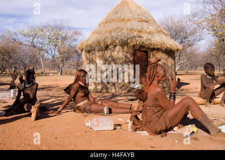 Una donna capo del campo di Himba della Namibia Foto Stock