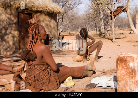 Una donna capo del campo di Himba della Namibia Foto Stock