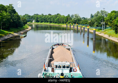 Barge passando un blocco su un canale del fiume Weser in Germania Foto Stock