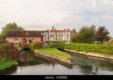 Il Grade ii Listed Mill House sul fiume Avon a Breamore, Hampshire, Regno Unito, tra Cavendish e Fordingbridge. Foto Stock