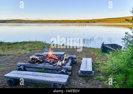 Fire e panche da un lago in Svezia Foto Stock