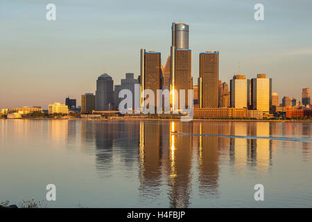 GM RENAISSANCE CENTER TOWERS (©JOHN PORTMAN 1977) skyline del centro fiume DETROIT MICHIGAN STATI UNITI Foto Stock